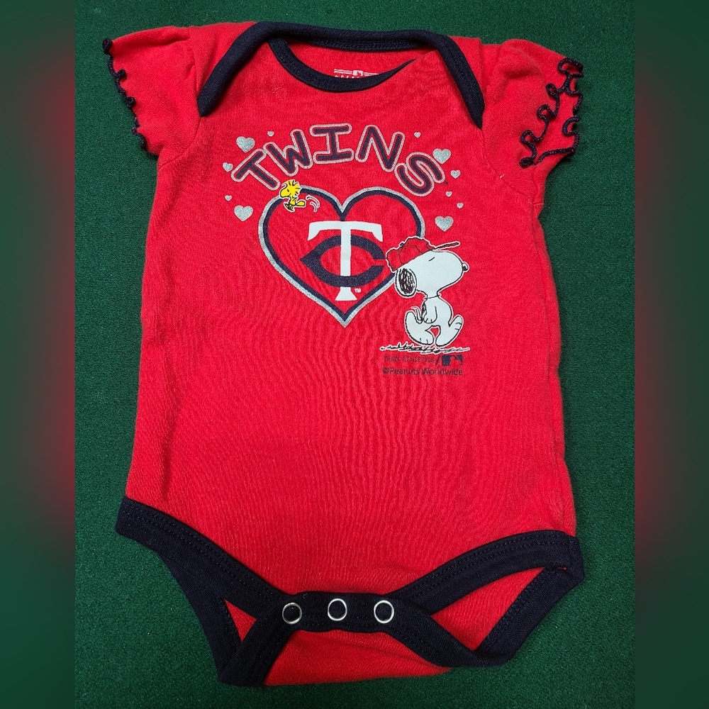 Minnesota Twins/Peanuts onesie  EUC.
